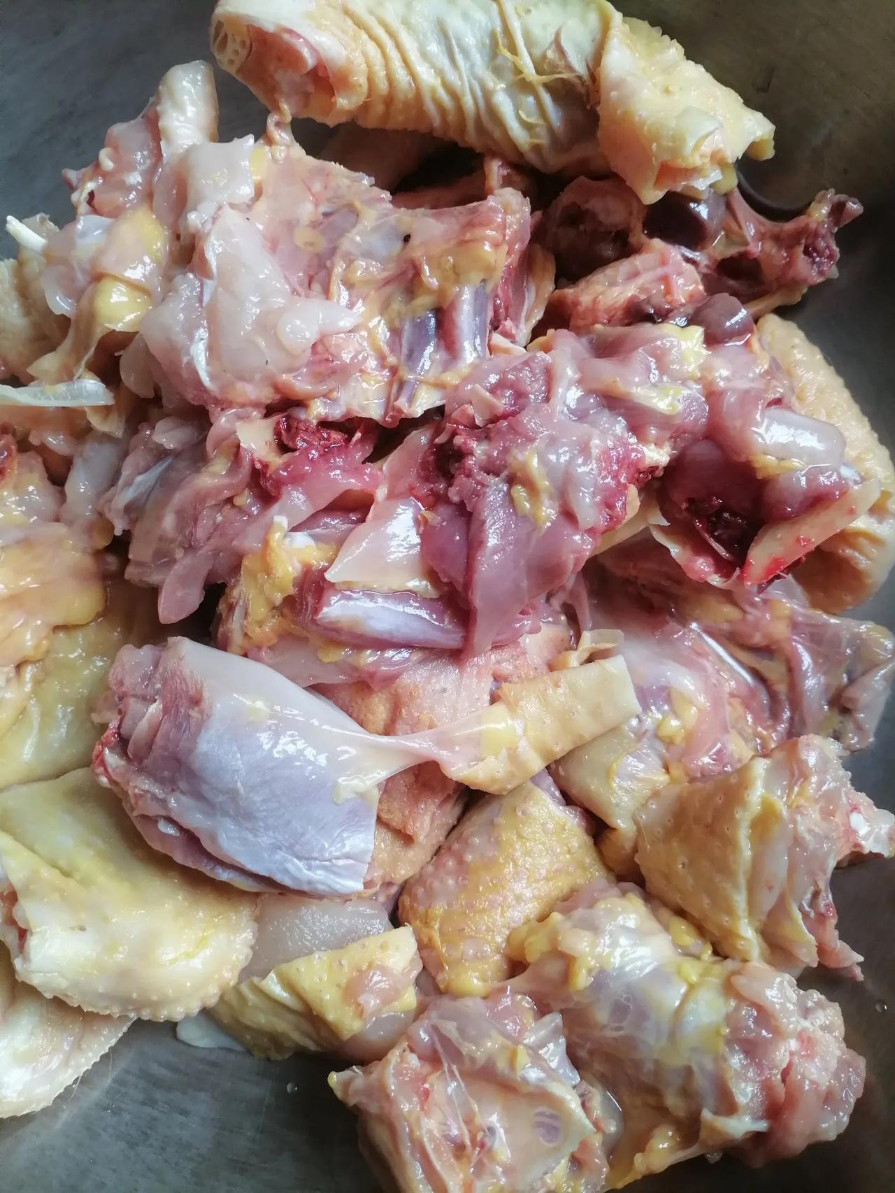 这鸡值不值，
在直播间买了一只广西的土阉鸡，
148元毛重5斤，
平均每斤29.