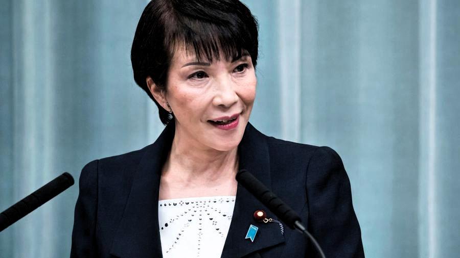 我前两天看高田早苗的新闻，我爷爷在旁边坐着，他去泡茶叶起身的时候看了一眼我的手机