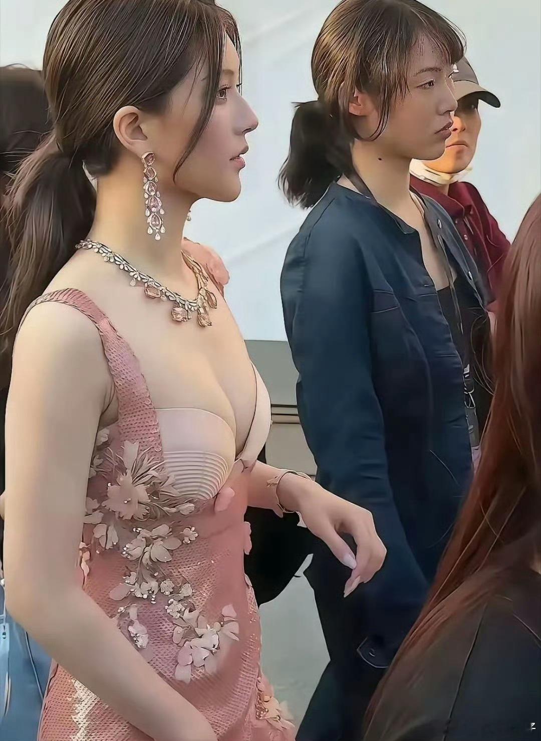女明星是怎么做到，真人那么瘦，但是又有“肉”的？ 