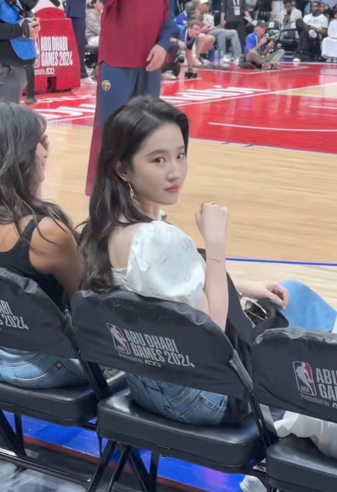 #谁懂刘亦菲这个回头##刘亦菲NBA现场观赛生图#啊啊啊啊啊啊谁懂刘亦菲这个回头