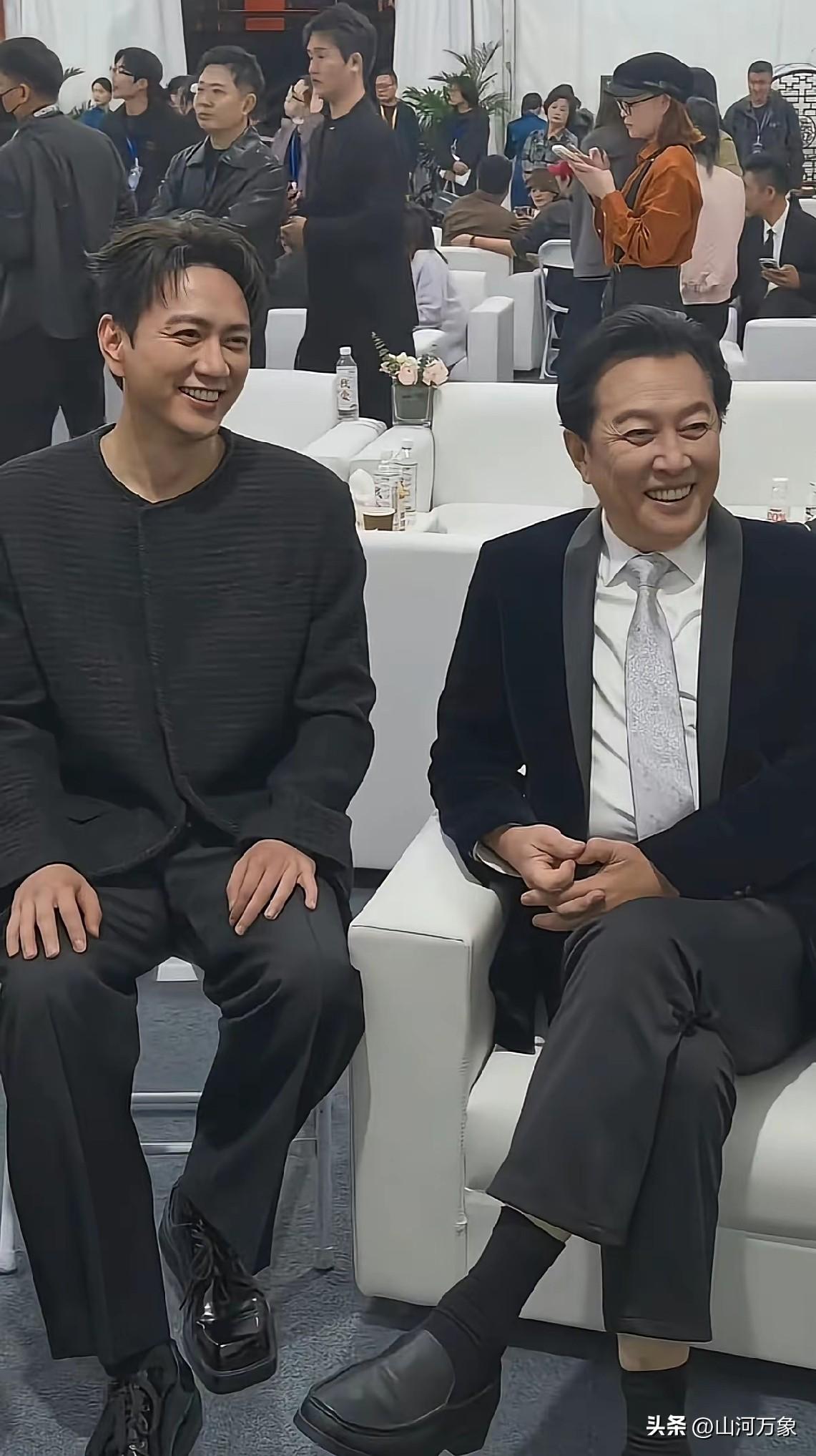 两位山东籍名演员都以在影视作品中饰演毛泽东而出名。
唐国强（青岛人）和王仁君（聊