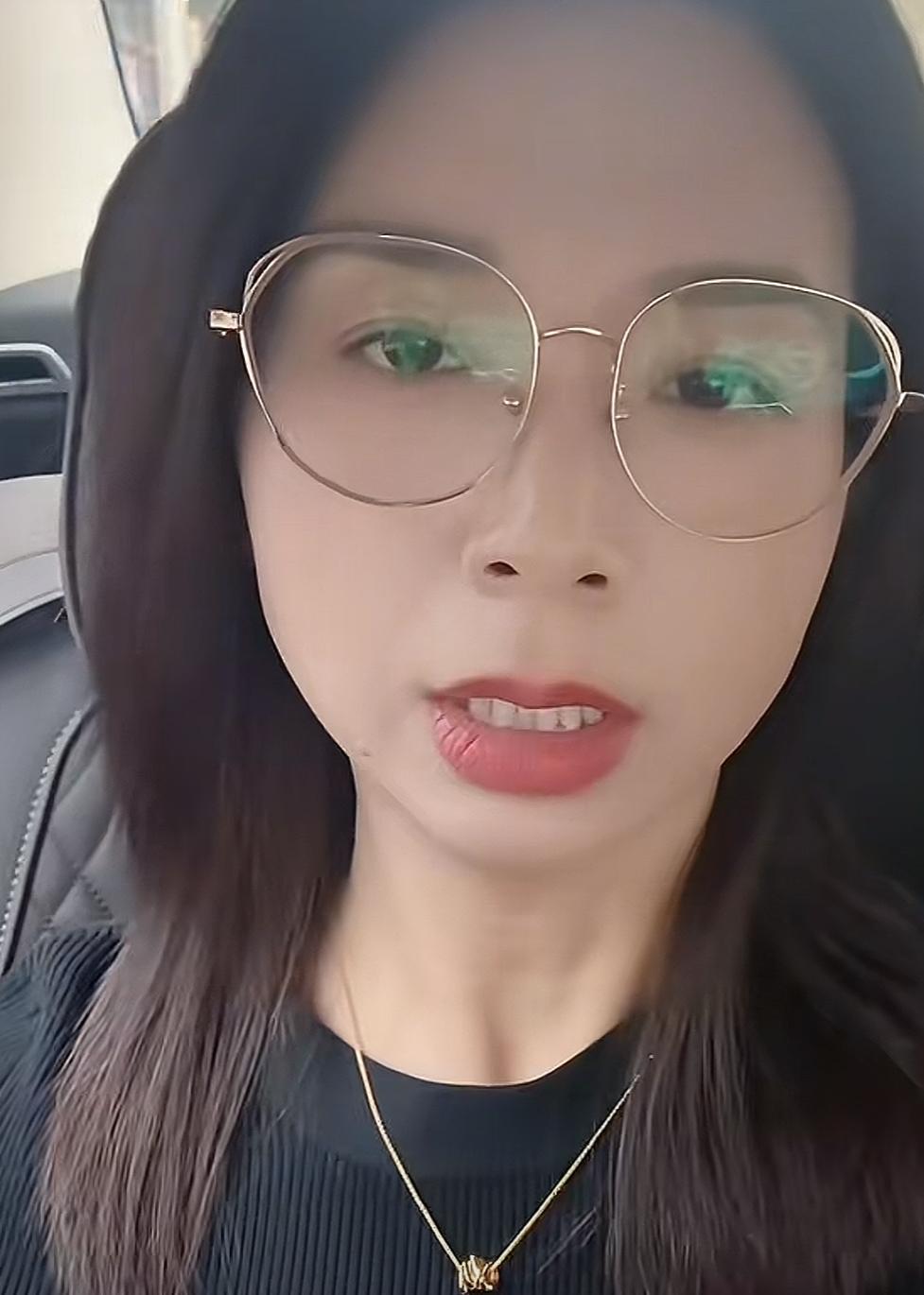 崔丽丽风评断崖式下跌！

崔丽丽，从一个被老板侵害的受害者，变成了网友声讨的对象