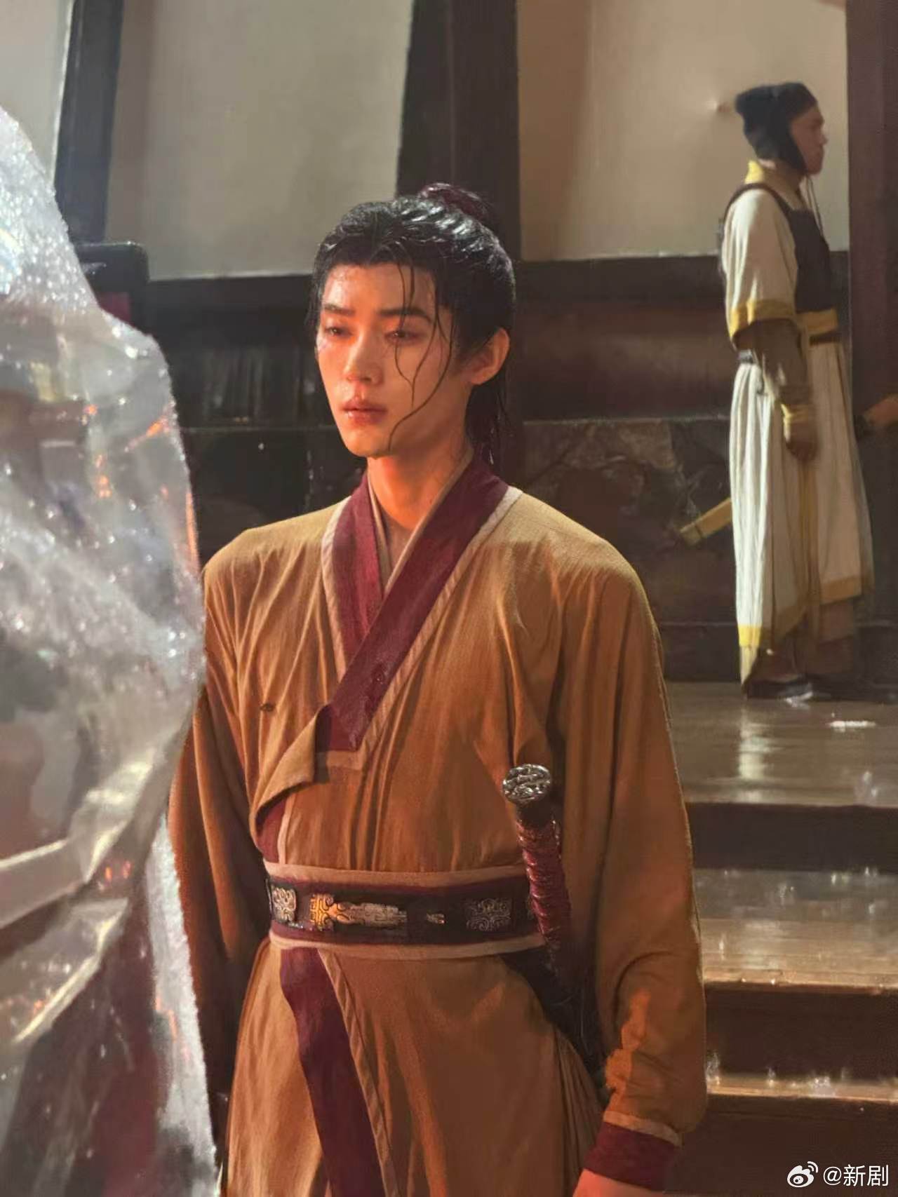 周翊然已经在我主页淋了三天雨周翊然拍个戏怎么又挨打又淋雨的周翊然已经在我主页淋了