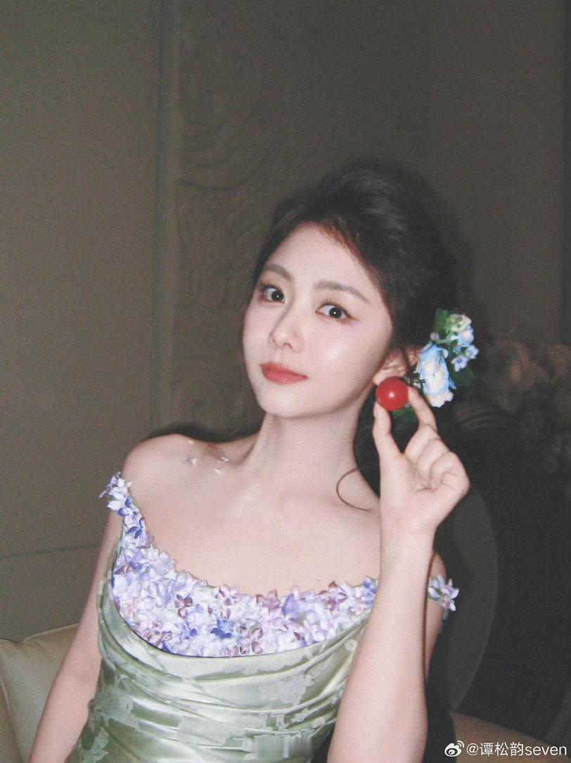 谭松韵哄自己打工谭松韵自己招聘自己 明天就能看谭松韵的客栈片段啦，和沈月同框活力