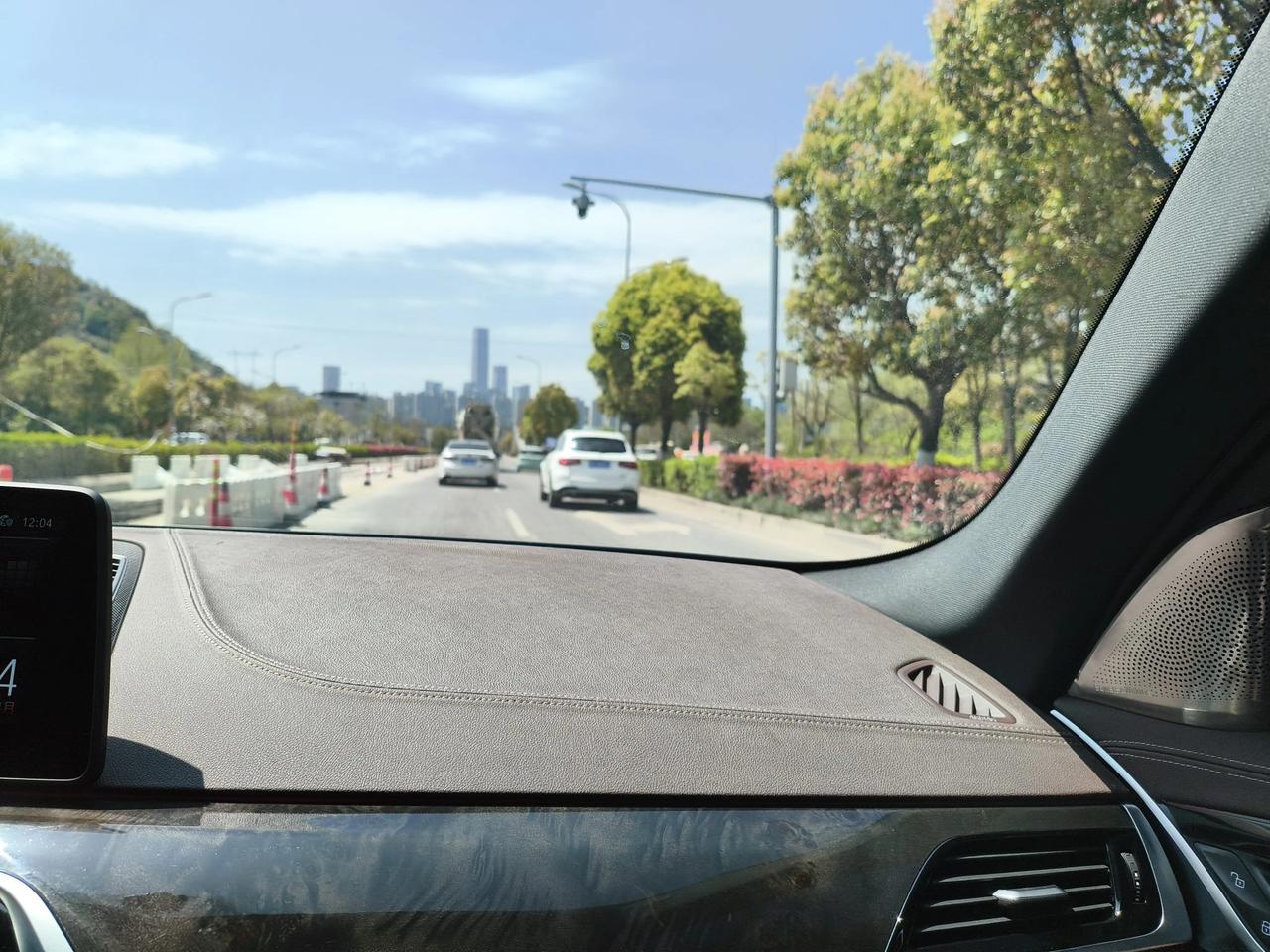 买基金我是星期五买
大多数人认为
星期五买，钱停两天
星期一买，
你是期一买
我