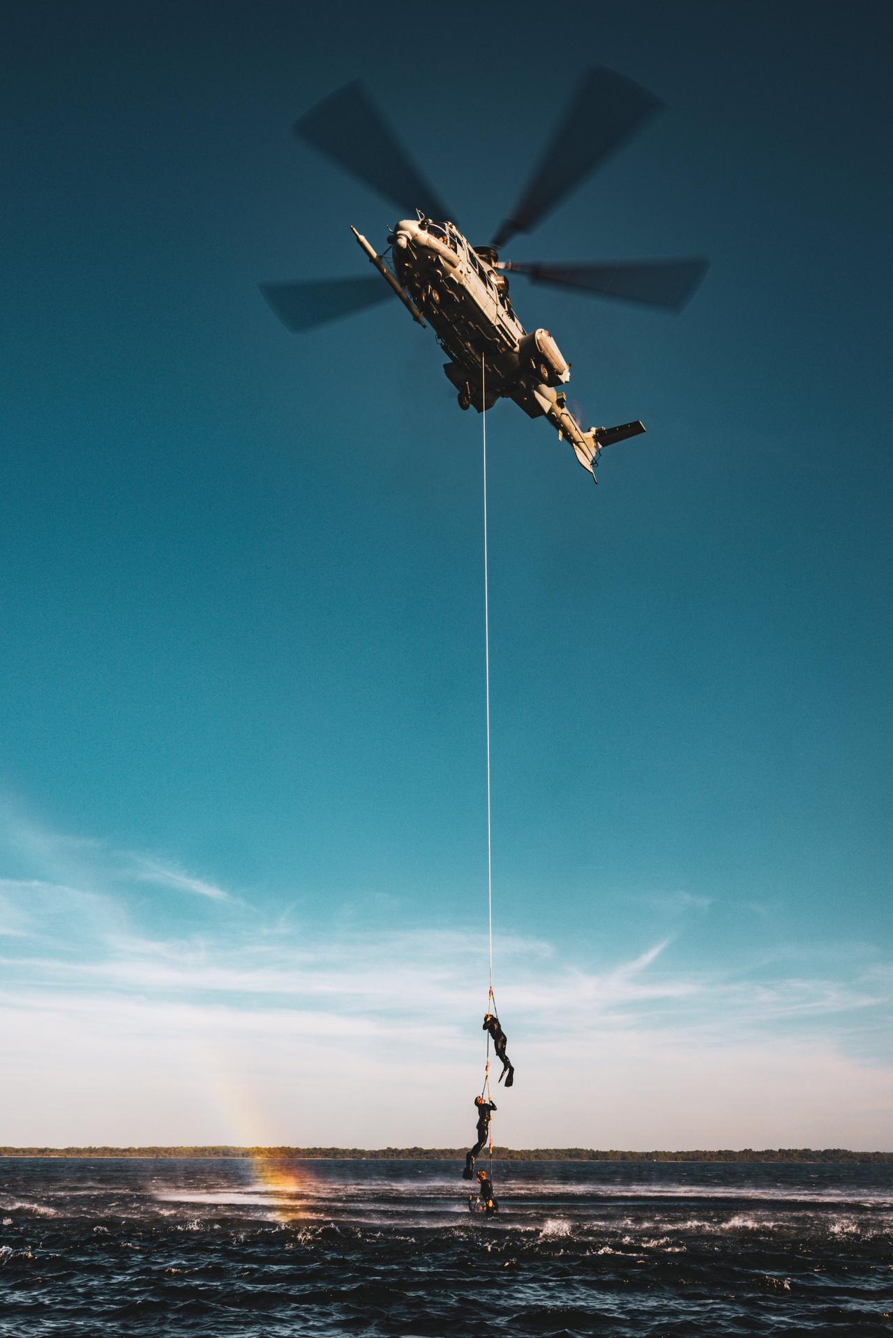 近日，法国空天军直升机于近海海域实施超低空飞行作业，低空贴浪飞行。