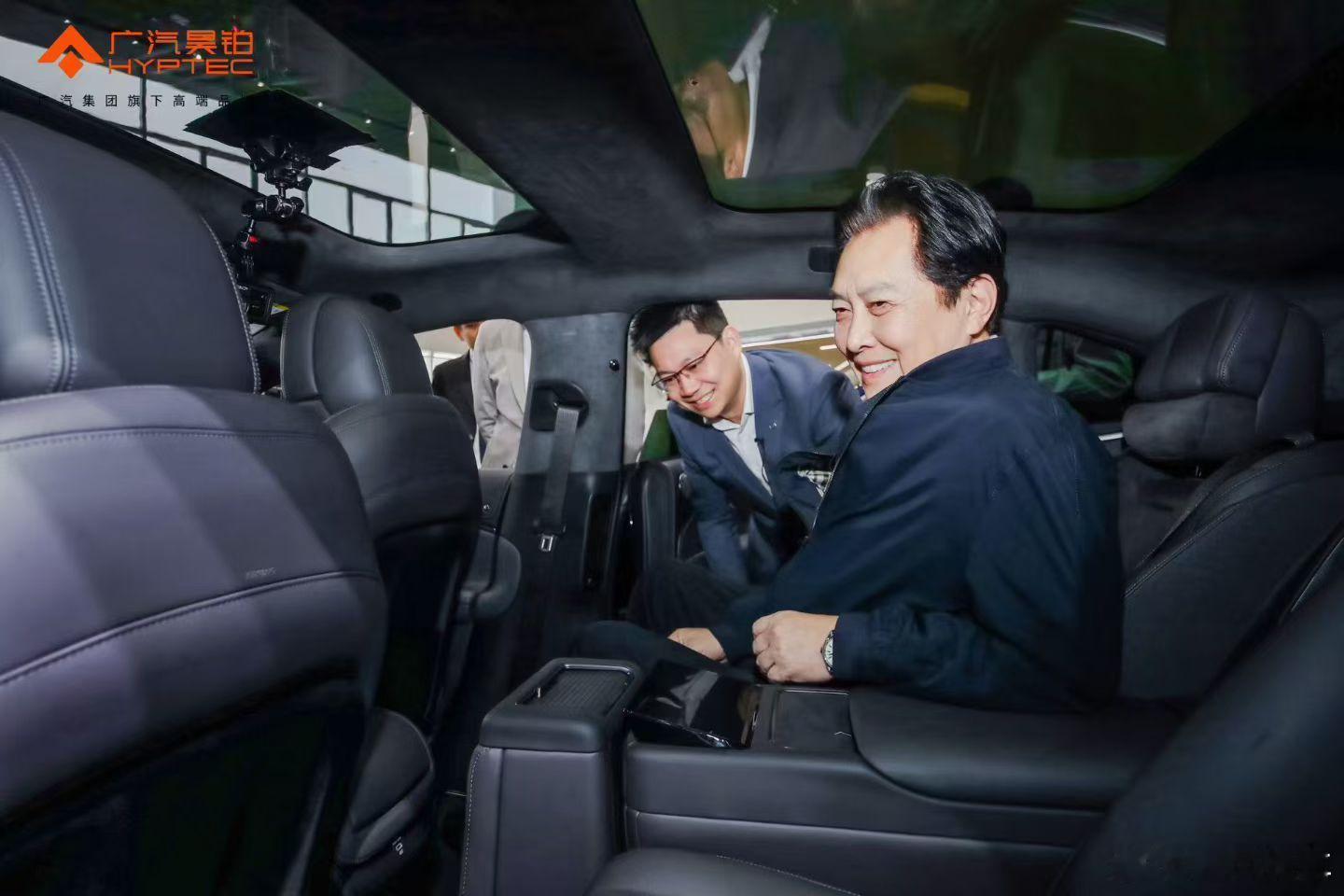 唐国强参观昊铂灯塔工厂深度体验昊铂A800品鉴旗舰科技魅力见证中国智造实力唐国强