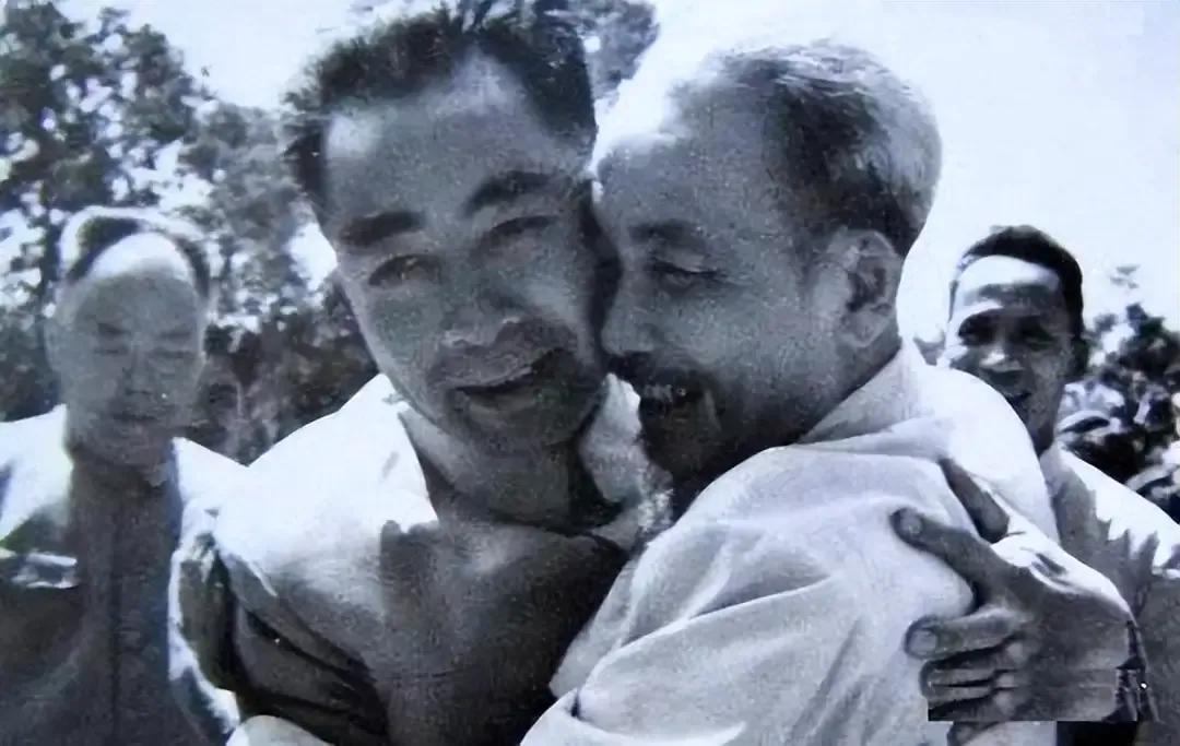 最后一别
        1969年9月3日，胡志明在河内病逝，周总理被这个消息