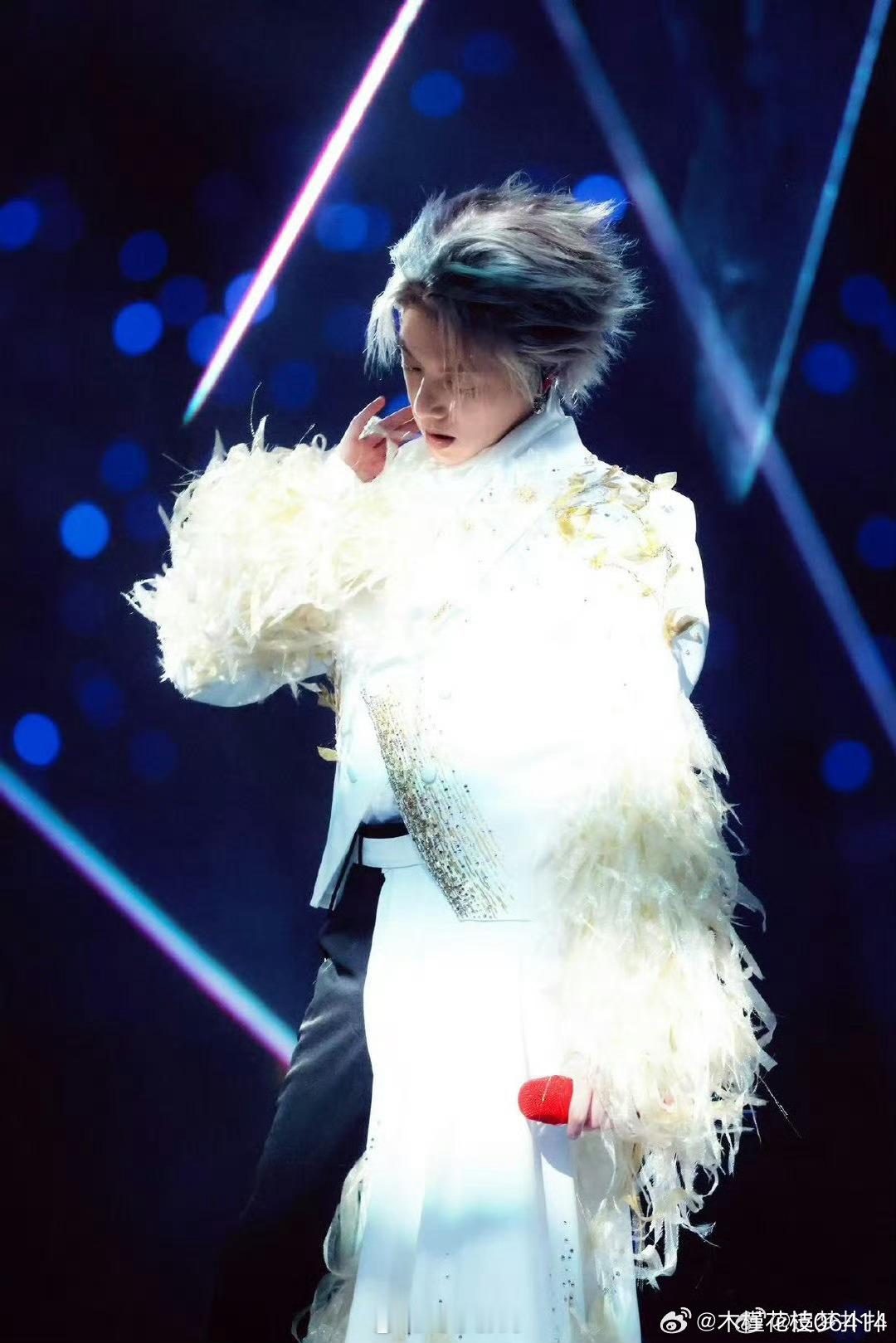 华晨宇 本命年和本命人一起过就这么不经意间说了句顶级情话。本命年的第一天，和本命