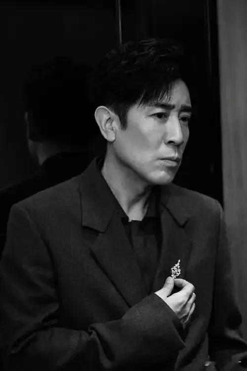太喜欢于和伟了！

53岁的于和伟在《我是刑警》中演20来岁刚毕业的大学生，居然