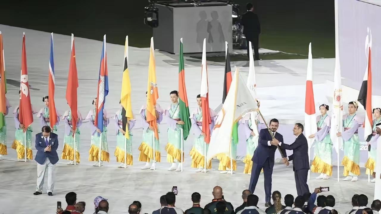 日本代表团彻底尴尬了！
在亚运会闭幕式交接亚奥理事会会旗后，日本代表如释重负，而