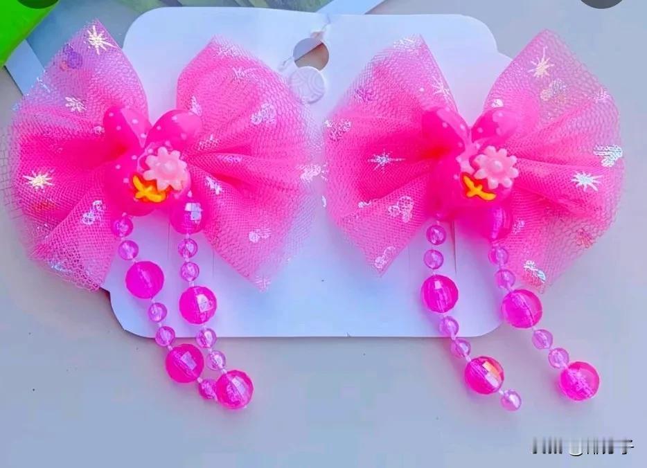 快过年了突然想起来小时候妈妈给买的红绫子，小时候一到过年母亲就给我们姐几个买头花