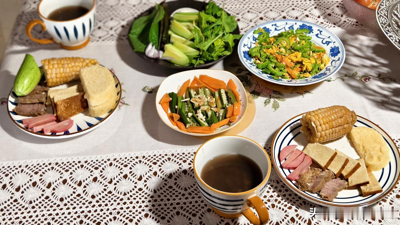 苦瓜炒蛋，蒸秋葵，蘸酱菜。酱牛肉、肠、素鸡豆腐。
主食玉米、绿豆汤。
这炖早餐你