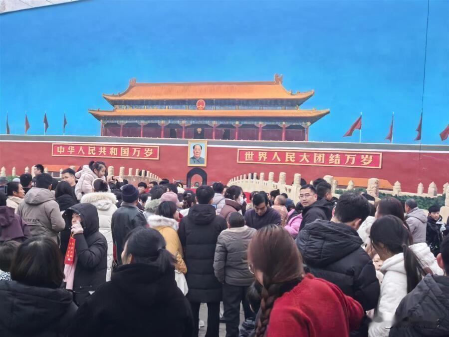 近日，一幅天安门墙体画让河南商丘闫集镇吴营村爆火。1月1日，众多周边游客涌向村里