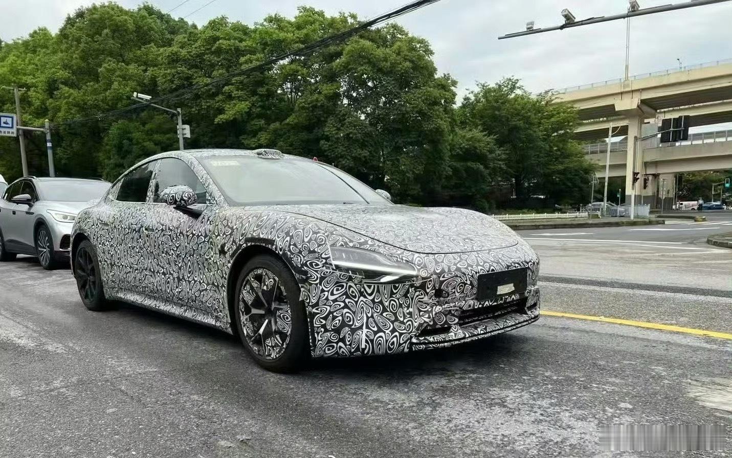 以目前车圈卷的程度，改款涨价小米手机之前成功过，汽车这个事情不好说不过就和SU7