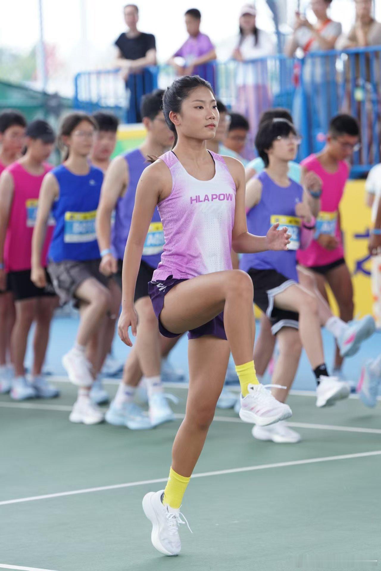 海澜之家办青少年跑步训练营王军霞穿阿迪达斯盈风BOLD 近日，海澜之家「澜跑训练