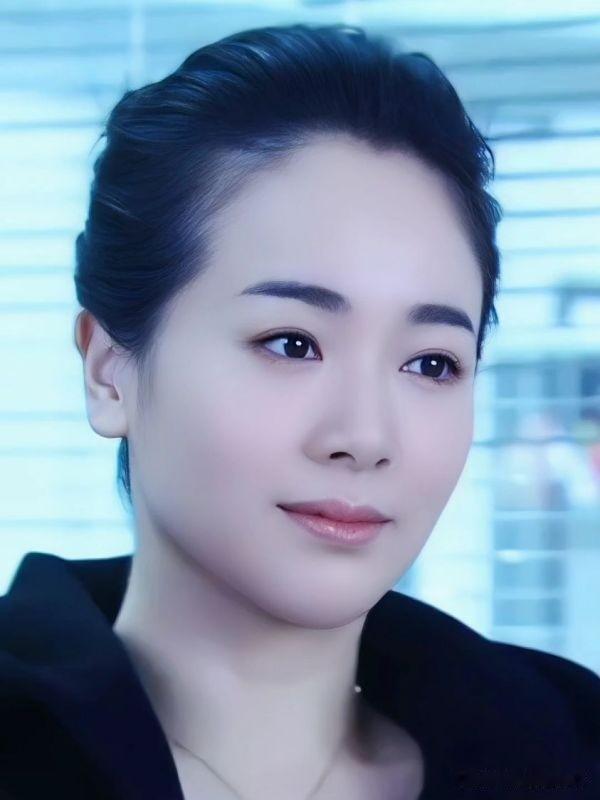两位都是气质出众的演员，但风格迥异。左小青是地道的"氧气美女"，五官清秀温婉，笑