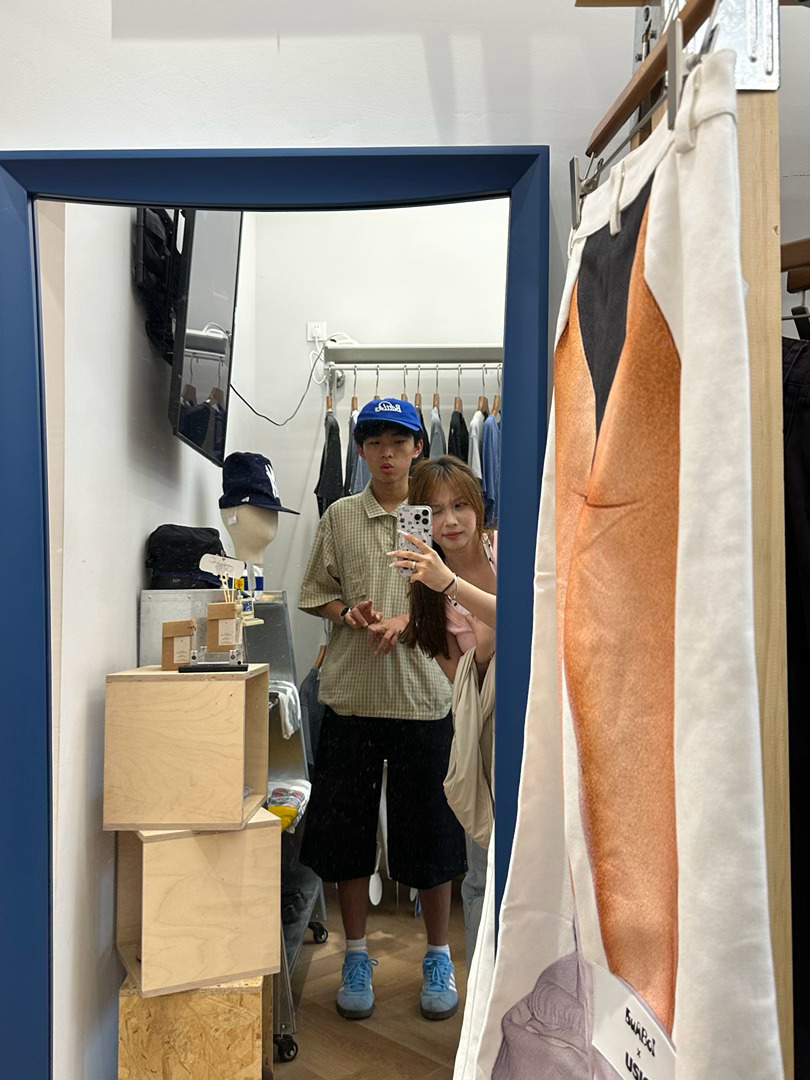 带小孩子买衣服篇周五一放学就从深圳坐高铁到南宁来找我们，第一件事就是要吃螺蛳粉，