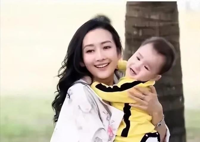 王鸥突然官宣独自带娃！看似勇敢，实则是最清醒的自保
 
谁都没想到！一向低调生活