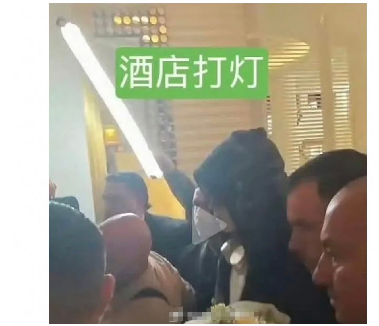 田栩宁海外活动一直打着大灯第一次见男艺人参加活动打大灯的关键是打了大灯出来的图也