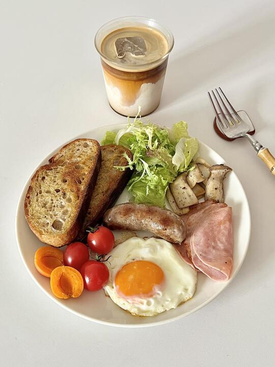 元气早餐|煎酸面包烤肠煎蛋🍳拼盘🍽️冰拿铁
