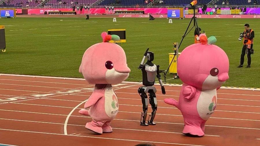 11月17日十五运田径比赛第三个比赛日，广东奥体中心超热闹！赛前，十五运吉祥物“