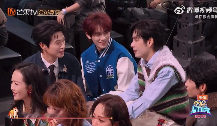 丁程鑫随地大小唱你好星期六 瞧瞧丁程鑫，台上规则声不断，他一听音乐就开启跟唱之旅