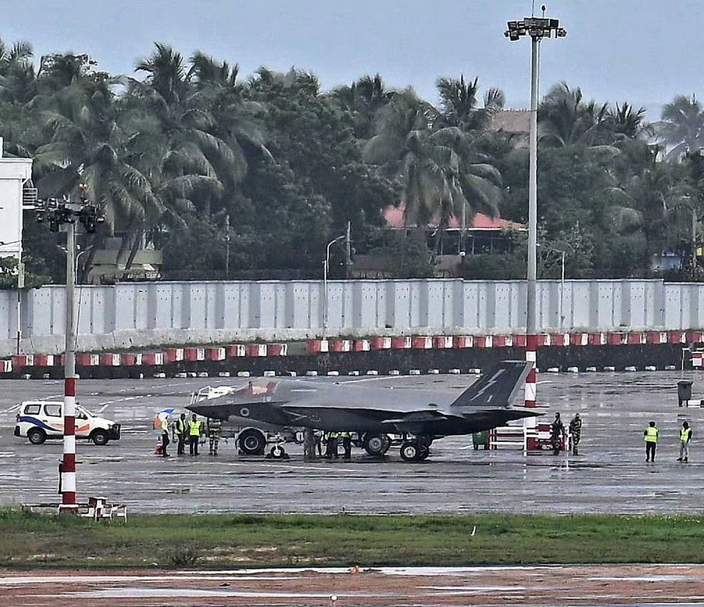 小心印度人往燃油里拉屎[doge]印度媒体：一架英国 F-35 舰载机因燃油不足