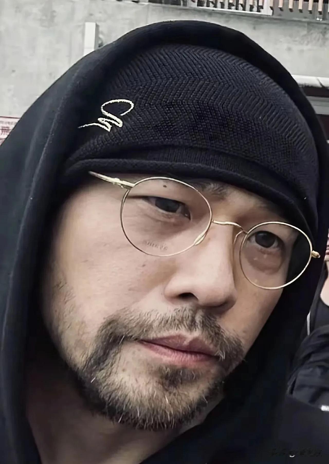 其实周杰伦这样看着也没有很显老的啊，而且他在演唱会上的状态还是可以的，虽然跟他年