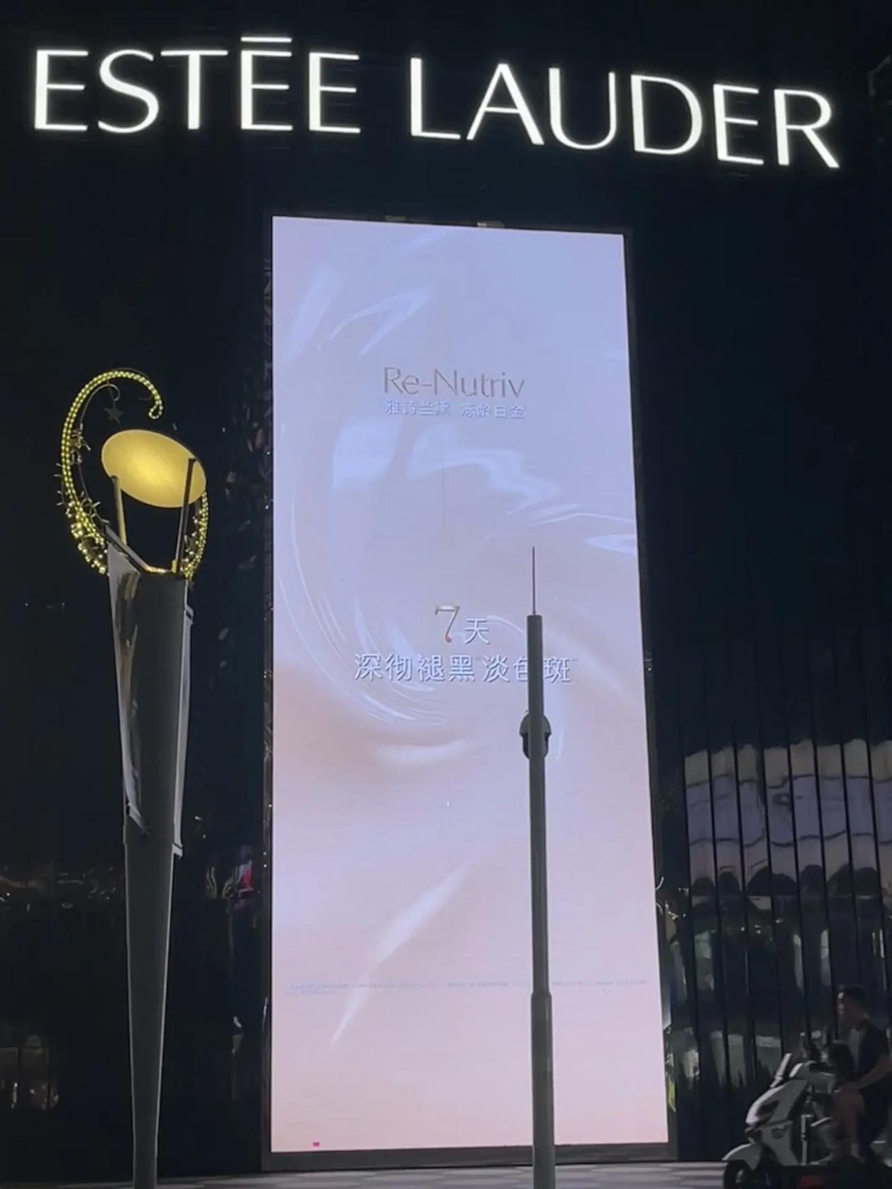 朱一龙，大屏的帅气！ 大屏广告 城市摄影 朱一龙 深圳街拍