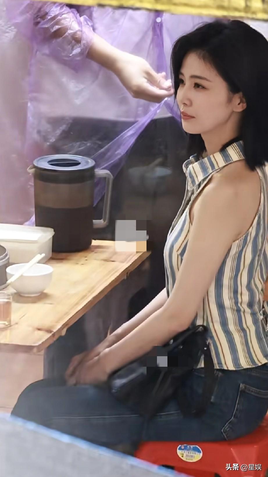 白鹿蓝色牛仔裤