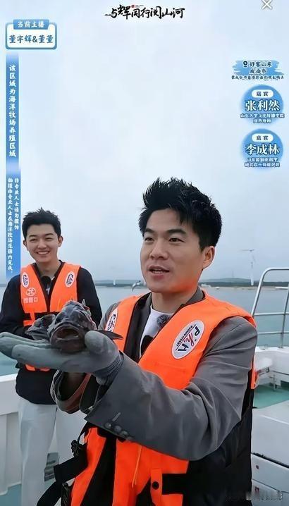 山东果然万物皆可考公，
连鱼都深谙此道。
你看宇辉那条鱼，钓上来那一瞬间，不挣扎