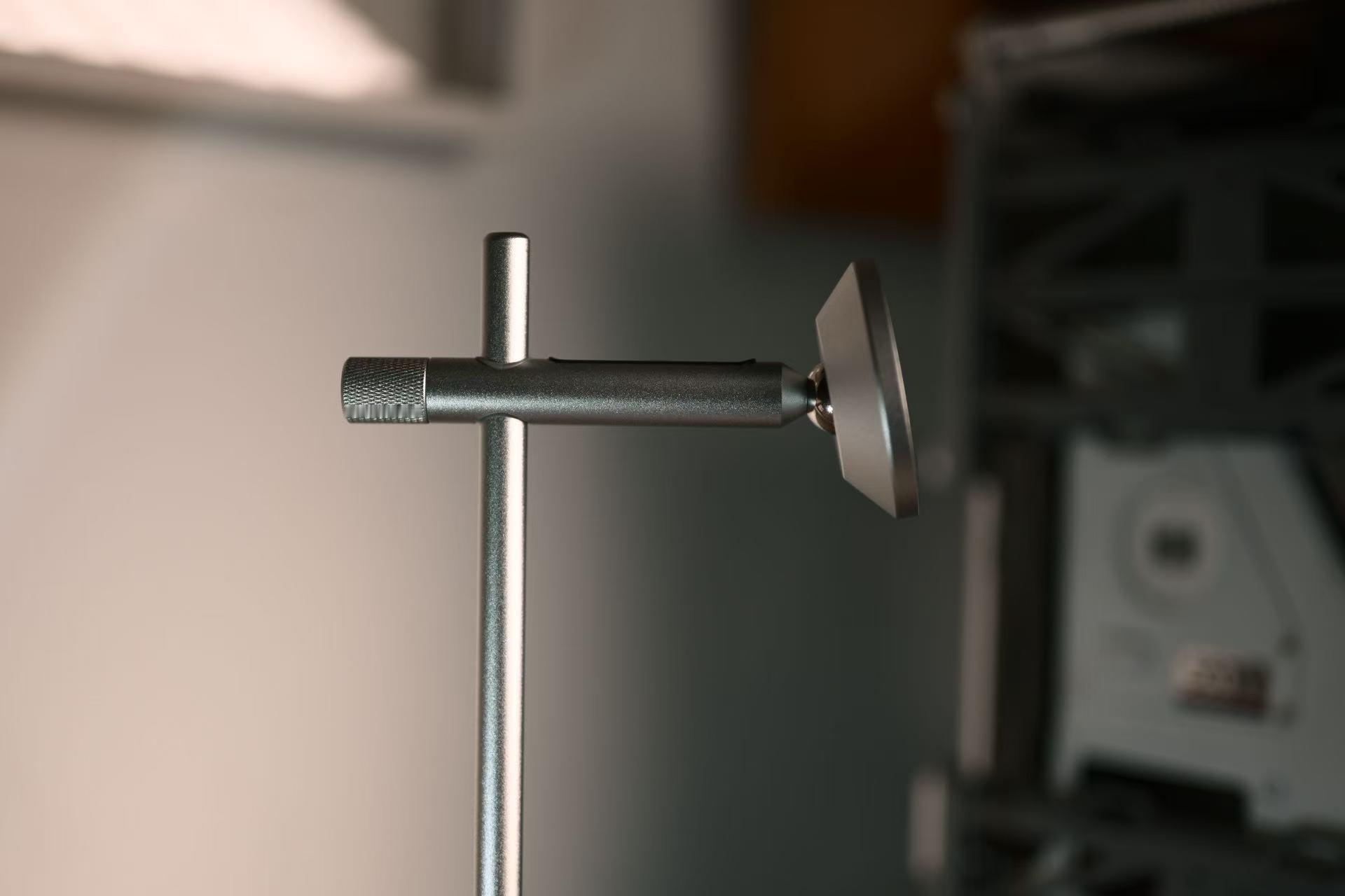 发一下二合一磁吸耳机支架，快忘了它了！今天上架了隔壁📕。图是我搞哥拍的，拍的真