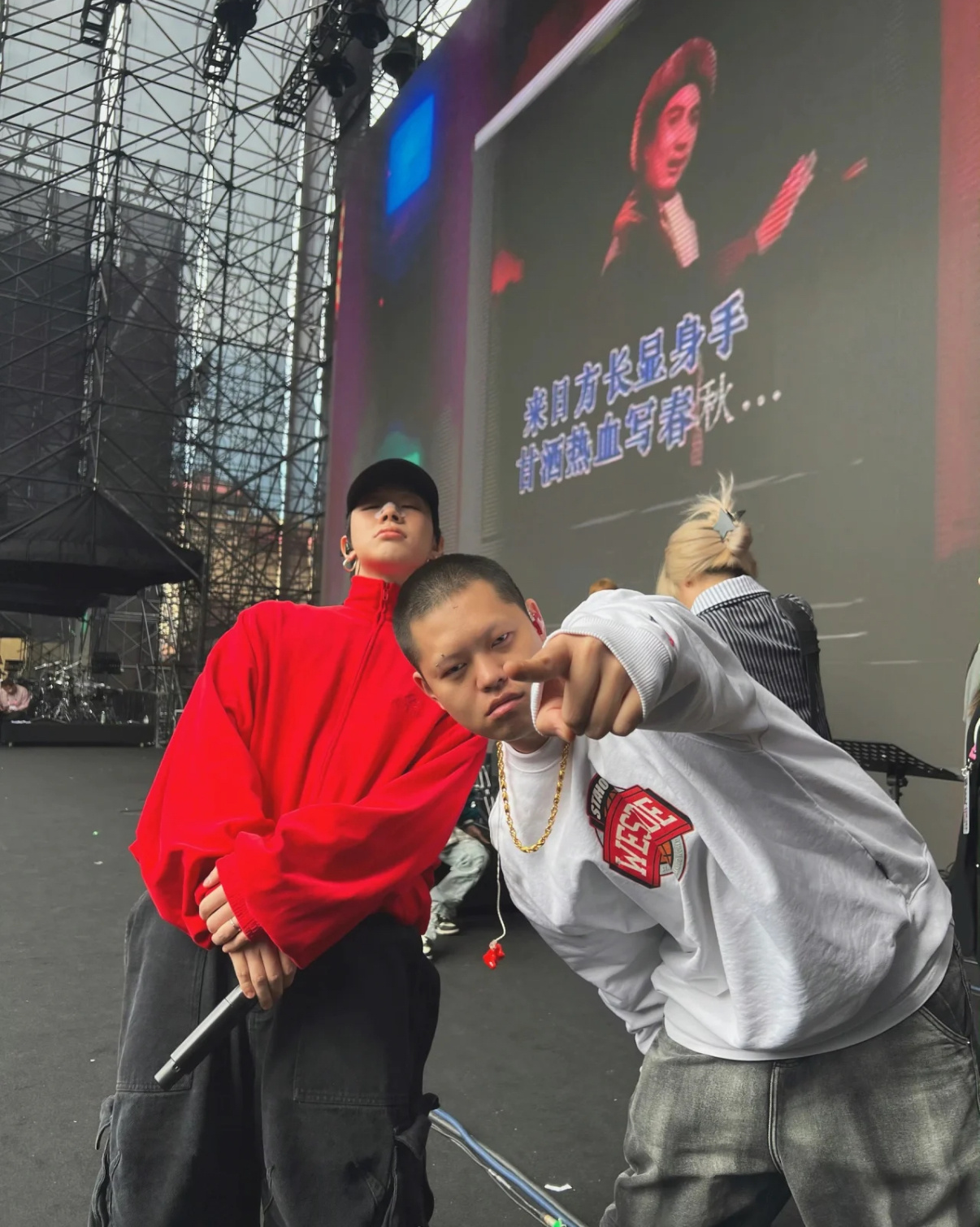 “哥们儿这个不叫友情这个叫做羁绊”早安贰万我们不是一个咖位了
