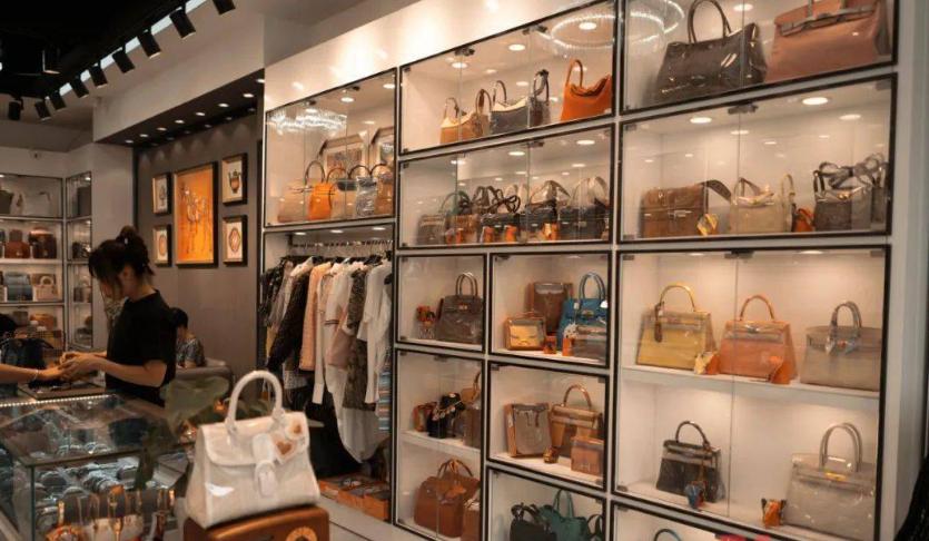 昨晚和一位朋友聊天，他说日本三大产业正面临挑战。
第一个，汽车产业。1980年日