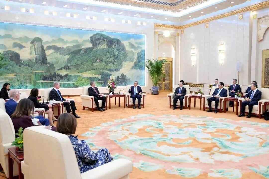 美国现在背着30多万亿债务，想通过掠夺全球石油的策略在伊朗那卡住了，之前意图通过