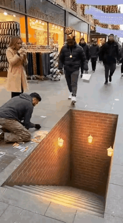 这是AI做的吧，正常路中间怎么会有那么大个坑