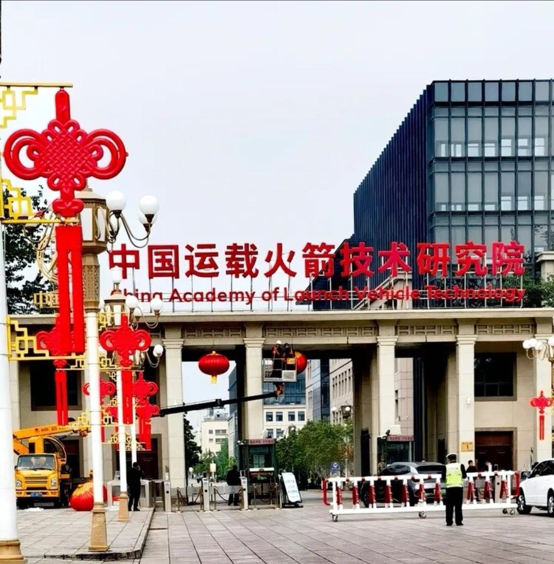 不就是需要大量的钱嘛，这事好办啊！ 