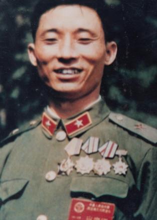 1978年底，26岁的副连长刘保健回家探亲，父母催婚催得急，他硬着头皮相亲，却在