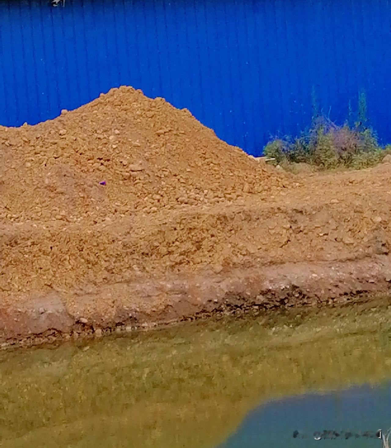 《黄土如“山”（李林摄于汉中城固》