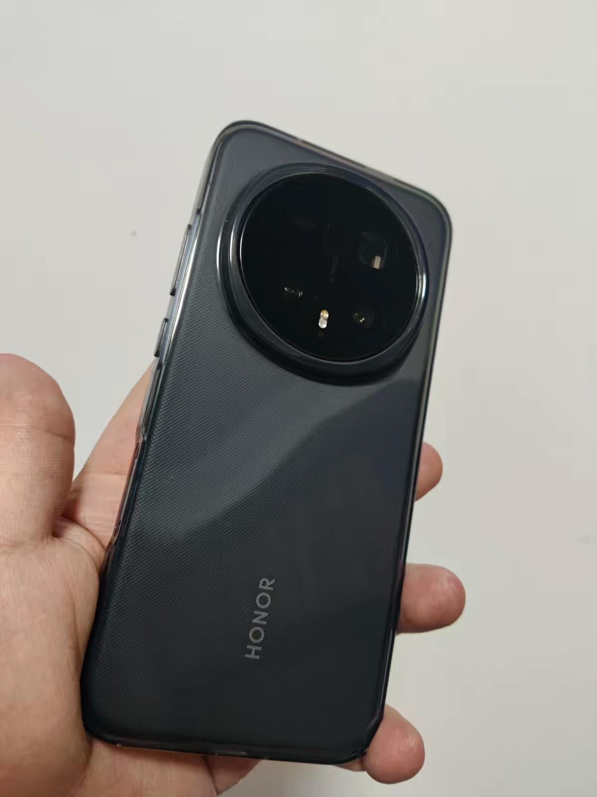 荣耀Magic8 Pro升级MagicOS11 109版后，续航有点离谱。
之前