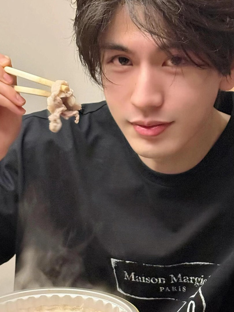 张凌赫做公益的态度 他自己说“做张家玮更自由”，我坐台下第一次真信了。那个侃侃而