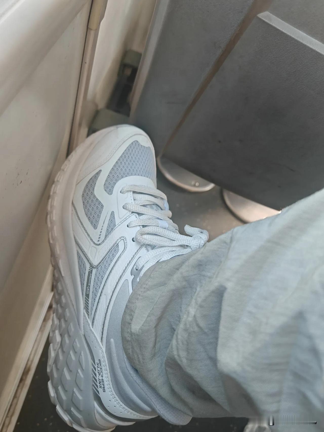 买了双鞋，
兴奋的让妹妹看一下，
昨天好容易约了一个，
我说快看一下我的新鞋，