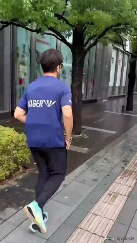国民党立委赖仕葆今（15日）在脸书发文表示，沈伯洋台湾作秀动员太频繁，只好买张机