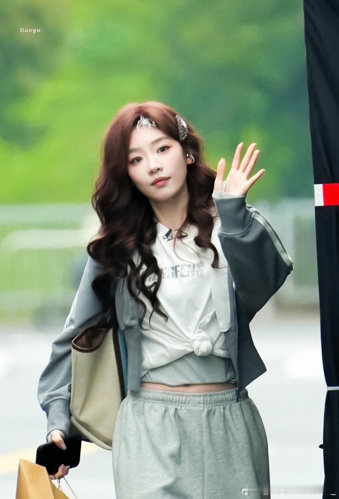 张月陈瑶小学生斗嘴张月陈瑶闺蜜比心挑战 期待张月二公舞台