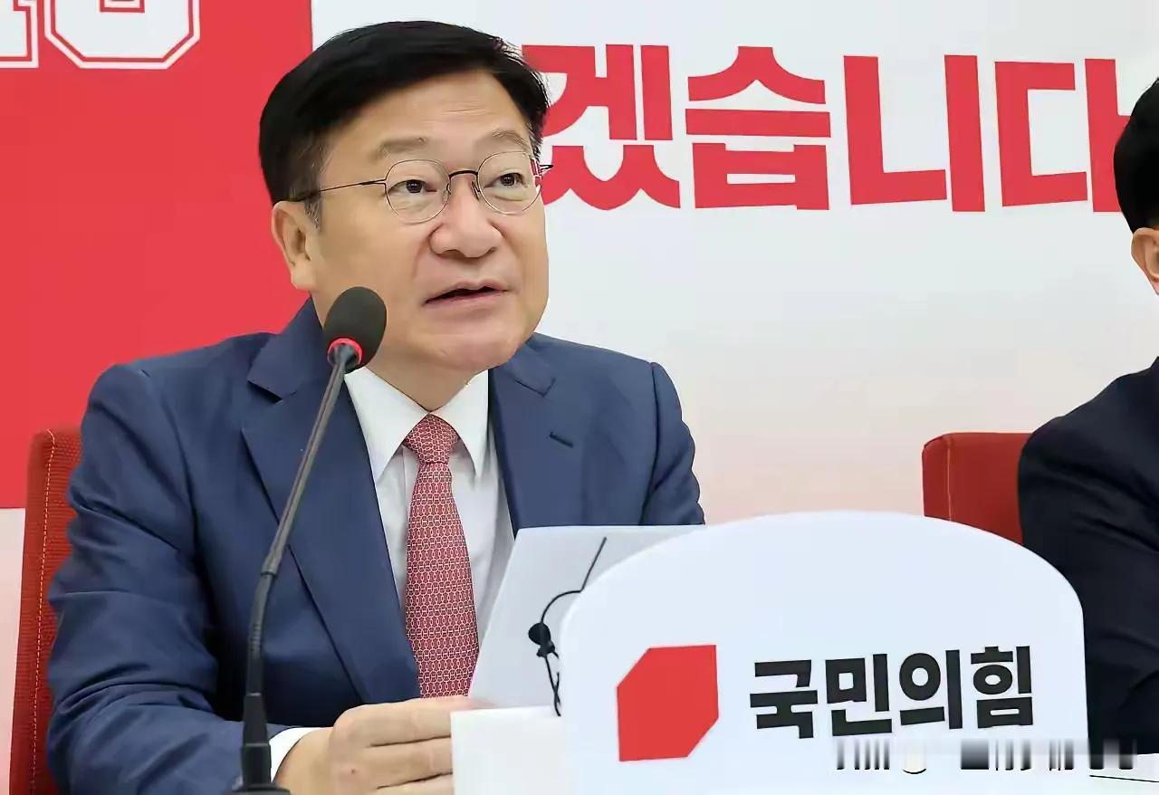 国民力量党议员郑点值接替宋彦锡成为新一届党鞭。
郑点值被视为尹锡悦的心腹，关系非