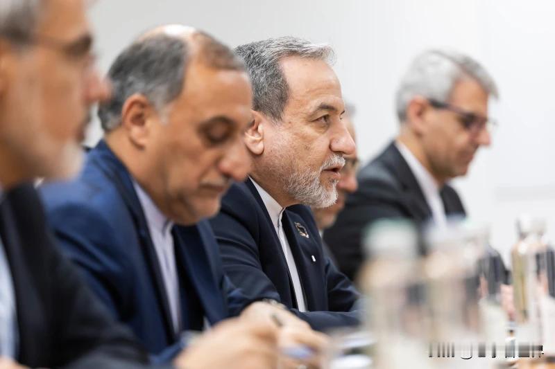 【伊朗外长向巴基斯坦陆军元帅表达了伊朗对结束战争的看法和考虑】
德黑兰时间202