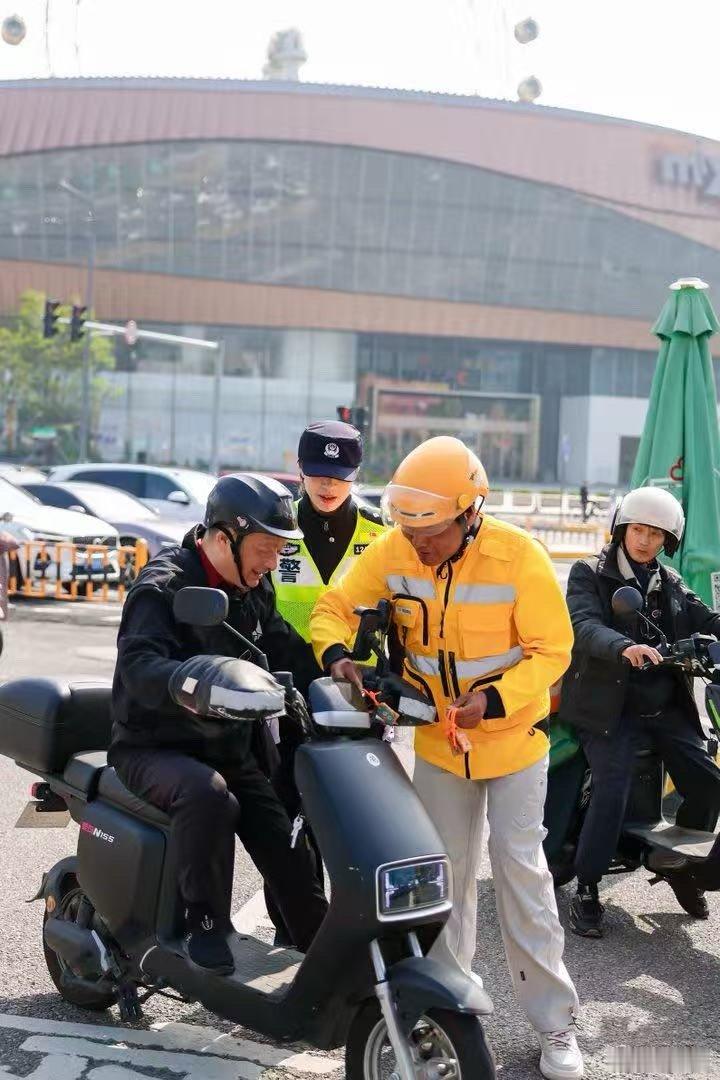 宁波街头骑手不送外卖送福袋 宁波街头涌现暖心画面，骑手暂缓配送工作。主动派送平安