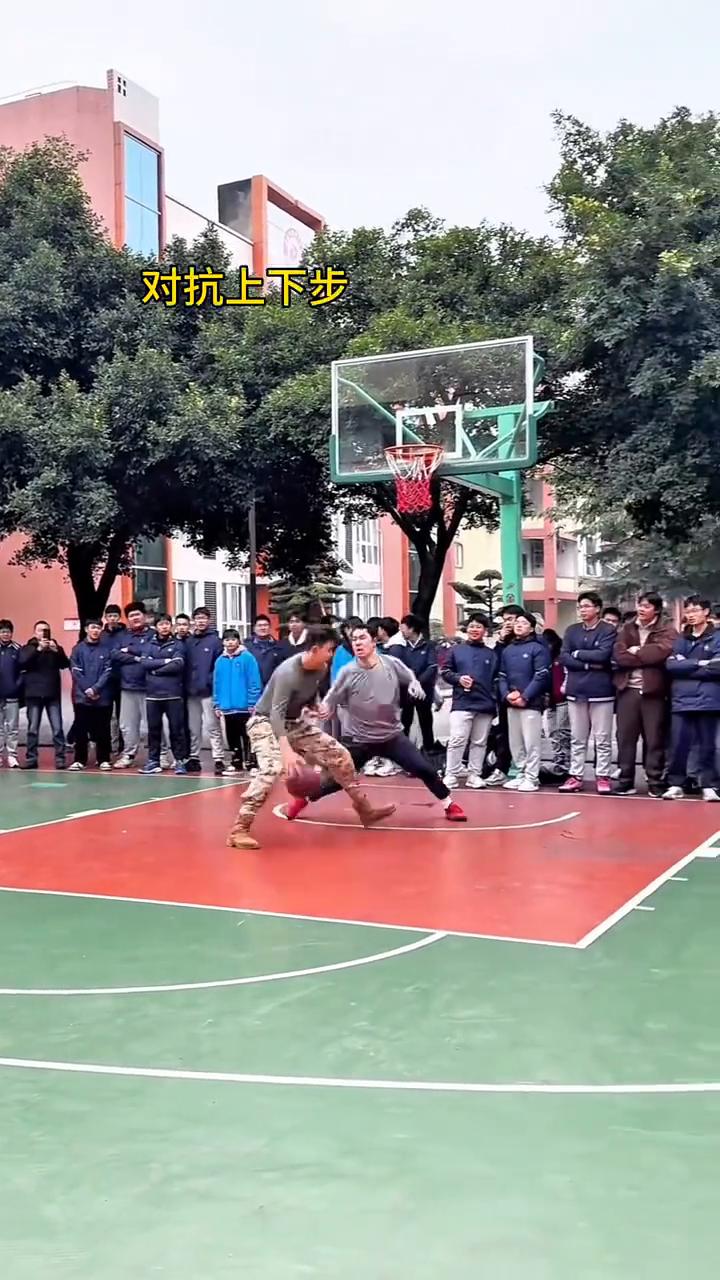 球场对抗过人。
这是好球还是走步？脚步有问题吗？对抗上下步。