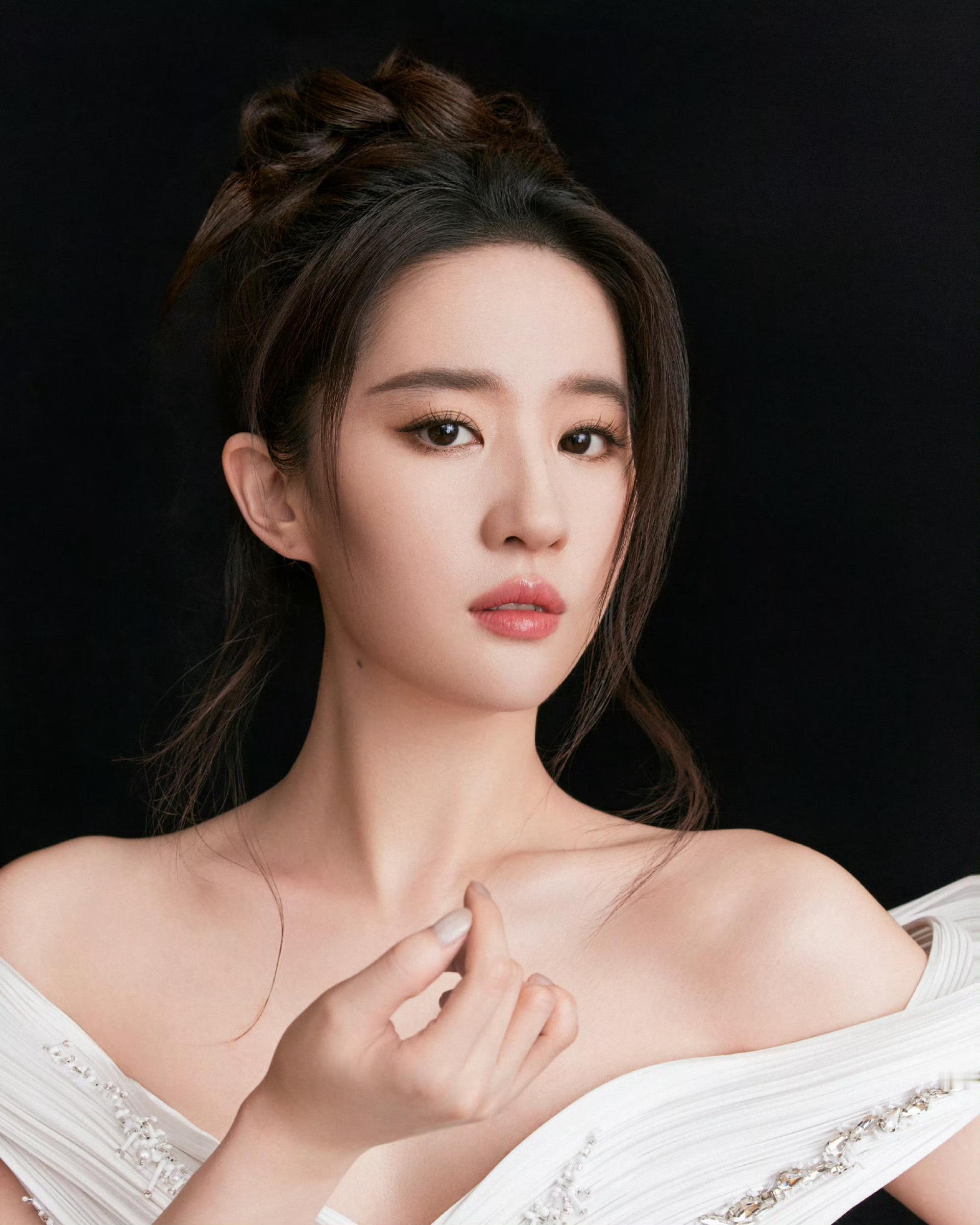 #刘亦菲高定白裙#刘亦菲这次的活动妆造非常好看[爱慕]神女爱世人的即视感扑面而来